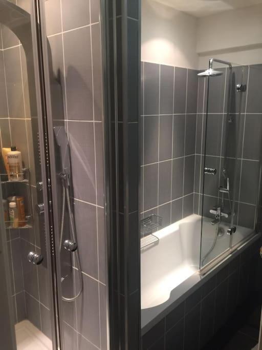 Luxury Near Eiffel Tower 2 Bedrooms * Parigi